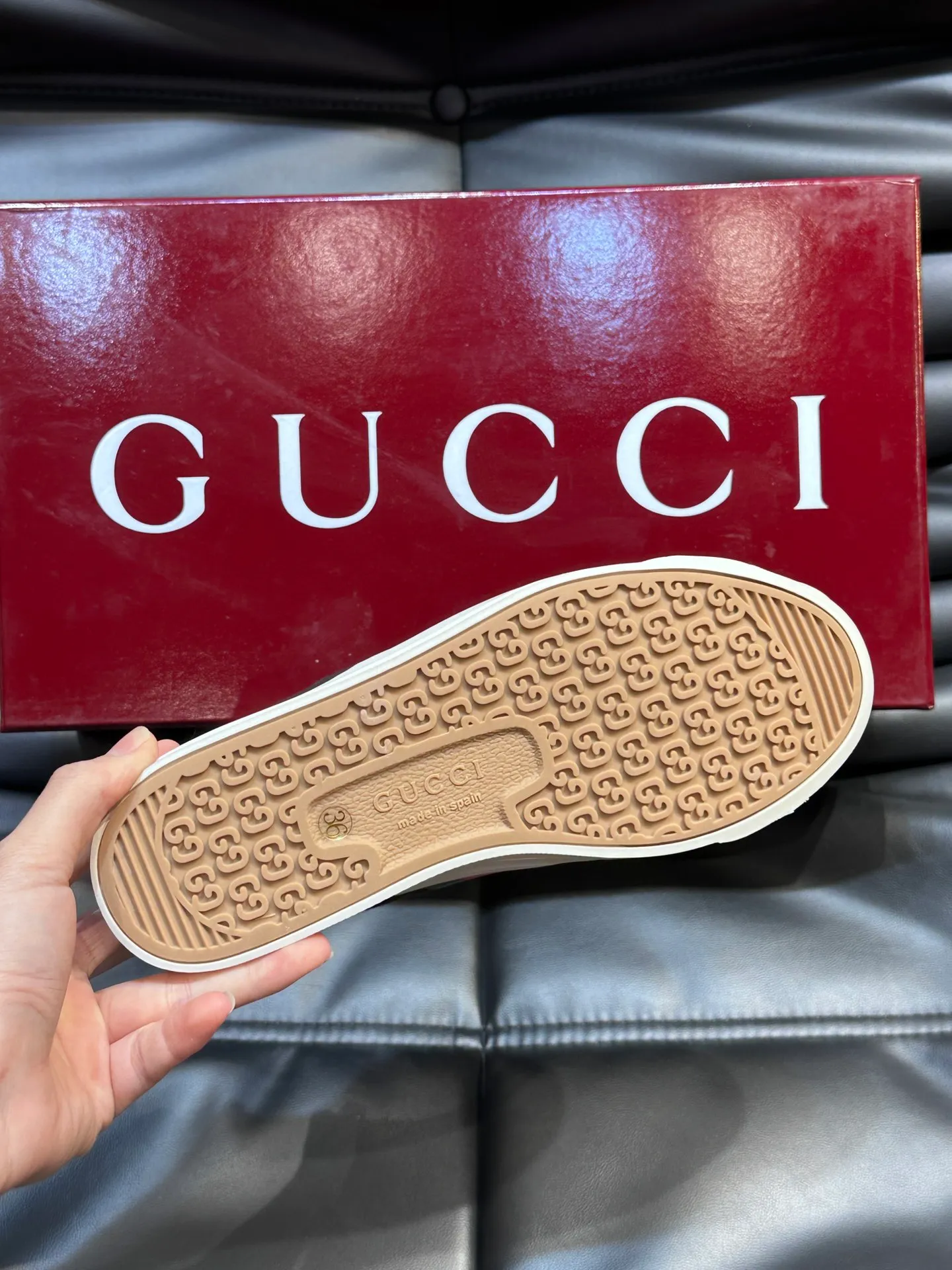 Men's shoes 💰p360 "GUUC*" Couple model 👫GG printed canvas sneakers, this sneaker is from the Gucci Lido series, and its design is inspired by the summer style and beach clubs of the Italian coast. The early autumn series reinterprets the brand's classic design elements and exquisite patterns from a modern perspective. These low-top sneakers are crafted from the brand's original fabric, the classic GG printed canvas, with a slightly distressed effect around the rubber sole. The GG pattern and logo are cleverly integrated into the sole, and the toe is embellished with an embossed Gucci logo. The towel insoles are decorated with brand logo leather labels, are light, comfortable and breathable for the feet, and come with a full set of original packaging! Size: Female 35-40 Male 38-45 (46 customized)